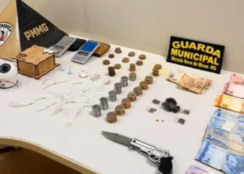 PM prende dois por tráfico de drogas em Morada Nova de Minas