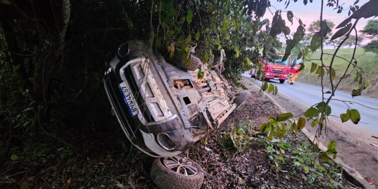 Capotamento na MG-164 deixa um morto e um ferido em Itapecerica