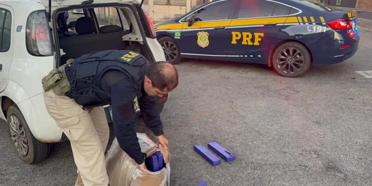Casal é preso com 35 kg de maconha em carro com criança de 3 anos na BR-262 em Nova Serrana